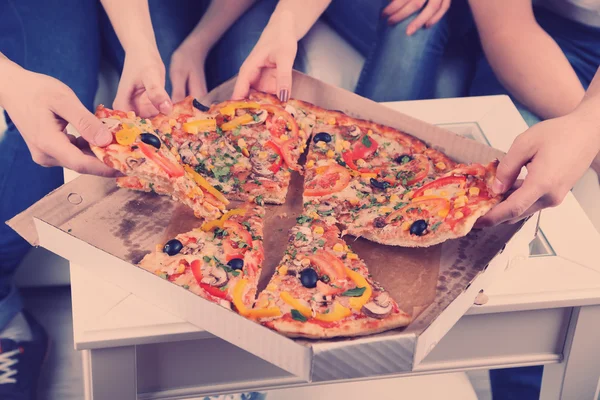 Mladí přátelé, jíst pizzu — Stock fotografie