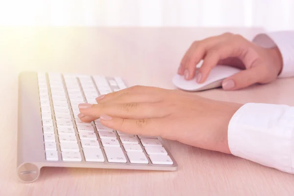 Ženské ruce psané na klávesnici — Stock fotografie