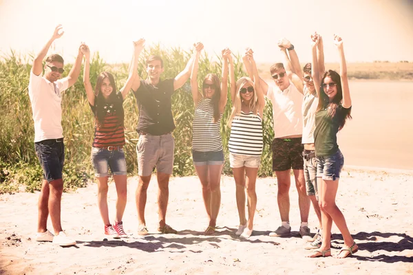 Beautiful young people on beach — Stock Photo, Image