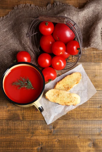 Homemade tomato juice in color mug, toasts and fresh tomatoes on wooden background — Stock Photo, Image