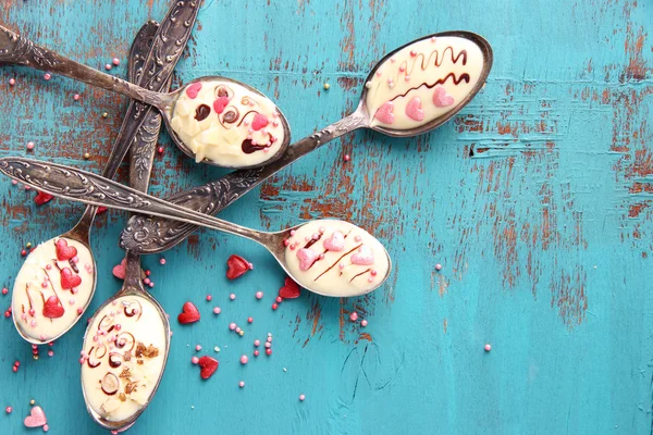 Lepels met lekkere chocolade — Stockfoto