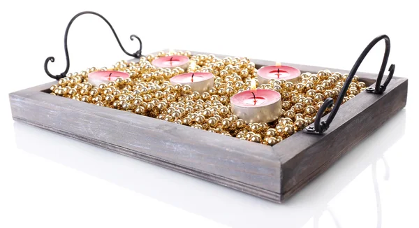 Kerzen auf Vintage-Tablett mit dekorativen Perlen, isoliert auf weiß — Stockfoto
