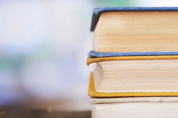 Livres sur table en bois — Photo