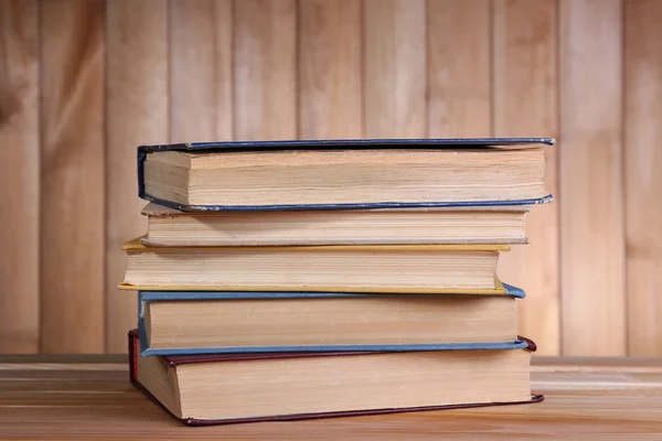 Libros sobre mesa de madera — Foto de Stock