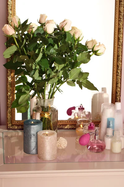 Beau vase avec des roses — Photo