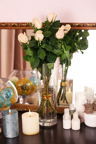 Bonito vaso com rosas — Fotografia de Stock