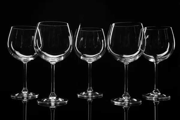 Copas de vino vacías aisladas en negro — Foto de Stock