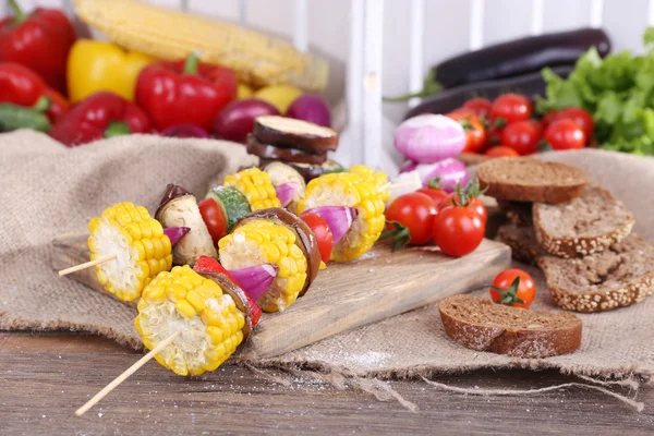 Legumes fatiados em picaretas — Fotografia de Stock