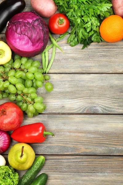 Marco de verano con verduras y frutas orgánicas frescas sobre fondo de madera —  Fotos de Stock