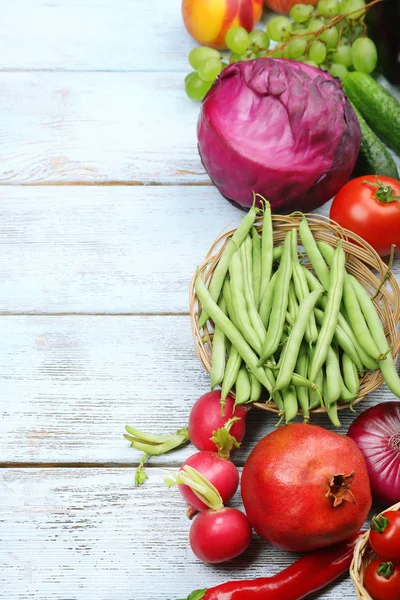 Sommerrahmen mit frischem Bio-Gemüse und Obst auf Holzgrund — Stockfoto