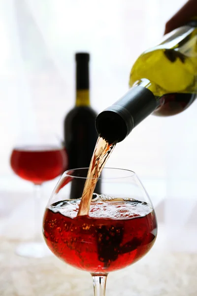 Red wine pouring into wine glass, close-up — Stock Photo, Image