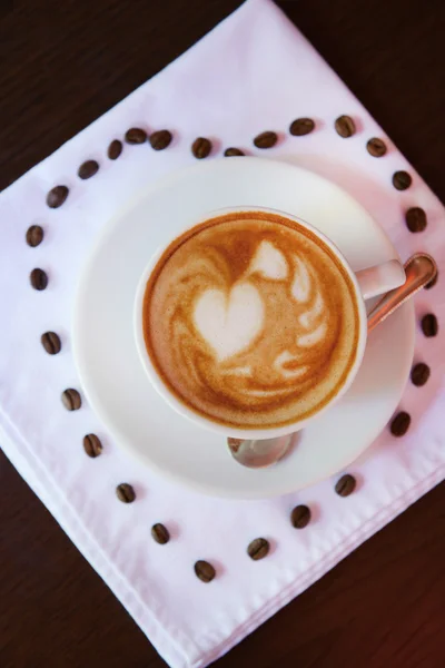 Tazza di caffè con disegno carino in caffè — Foto Stock