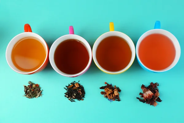 Surtido de té sobre fondo de color — Foto de Stock