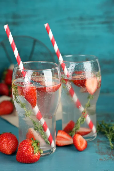 Bebida con fresas y tomillo — Foto de Stock