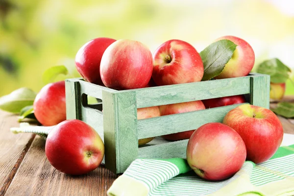 Zoete appels in houten kist — Stockfoto