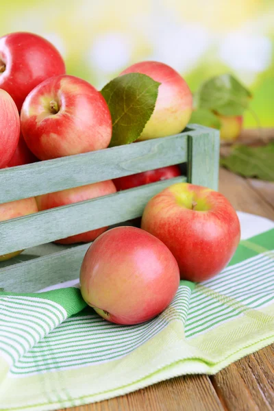 Pommes douces dans une boîte en bois — Photo