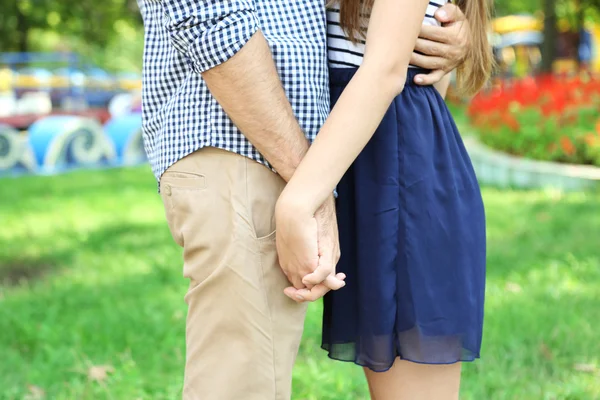 Ein liebendes Paar im Freien umarmen — Stockfoto