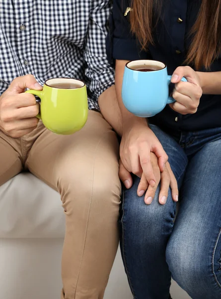 Casal amoroso com bebidas quentes — Fotografia de Stock