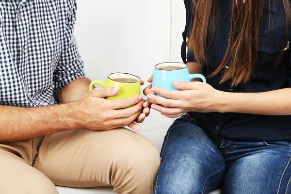 Verliefde paar met warme dranken — Stockfoto