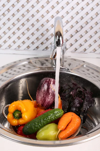 Lavado de verduras, primer plano — Foto de Stock