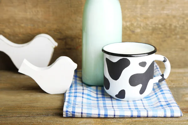 Ретро натюрморт с вкусным деревенским молоком, на деревянном столе — стоковое фото
