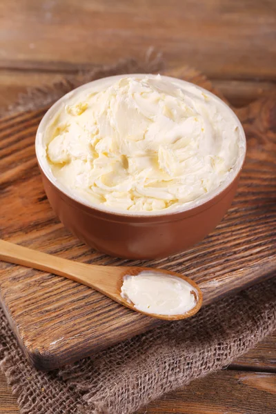 Butter in der Schüssel — Stockfoto