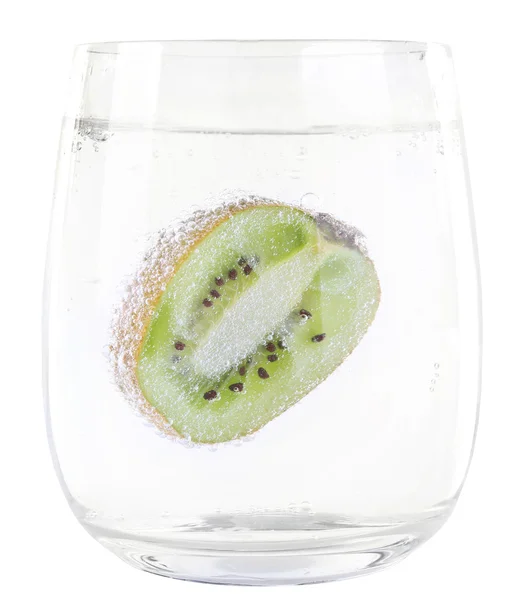 Kiwi w szklance wody — Zdjęcie stockowe