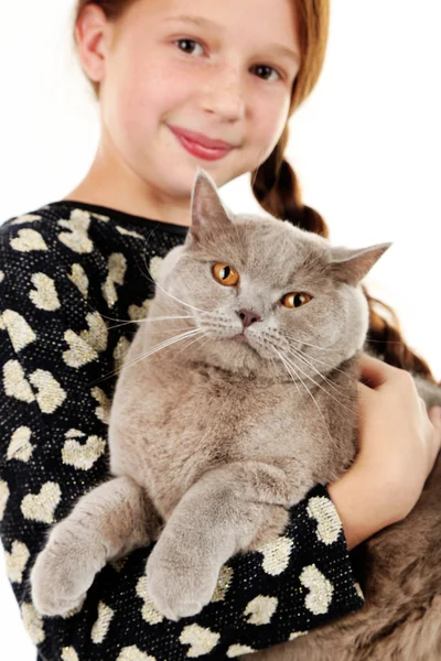 Hermosa niña con gato de cerca — Foto de Stock