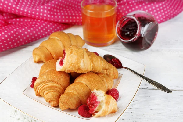 Frukost med äppeljuice, sylt och färska croissanter på trä bakgrund — Stockfoto