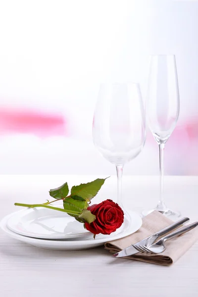 Configuração de mesa com rosa vermelha na placa — Fotografia de Stock