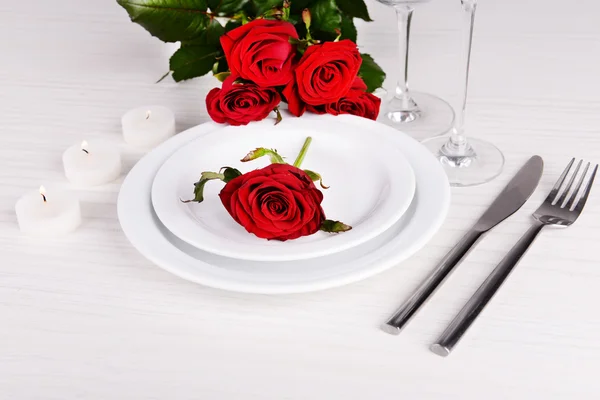 Ajuste de mesa con rosa roja en plato —  Fotos de Stock