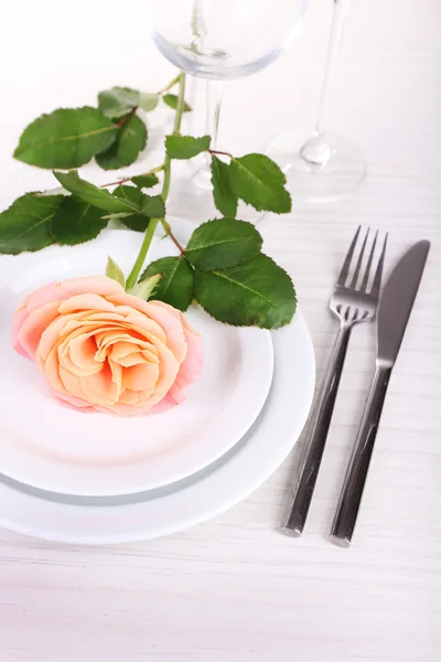 皿の上のピンクのローズとテーブルの設定 — ストック写真