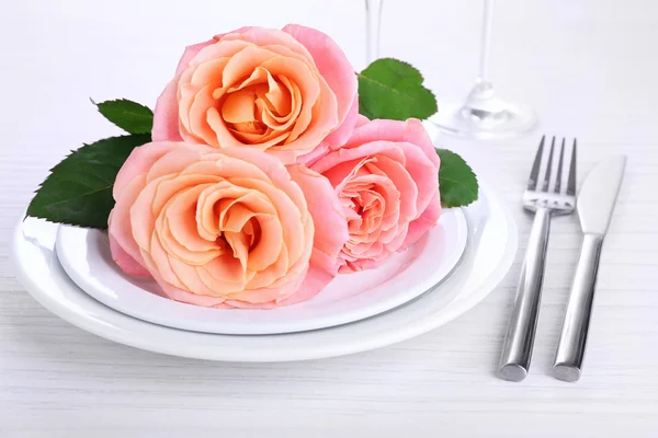 Ajuste de mesa con rosa rosado en plato —  Fotos de Stock