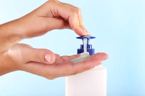 Ręce przy użyciu mydła w płynie — Zdjęcie stockowe