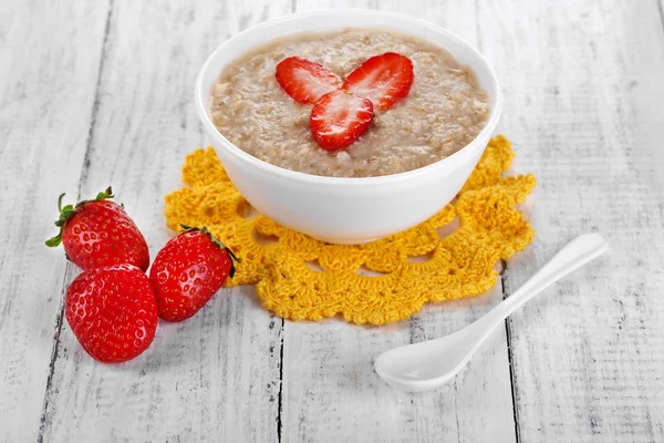 Harina de avena con fresa — Foto de Stock