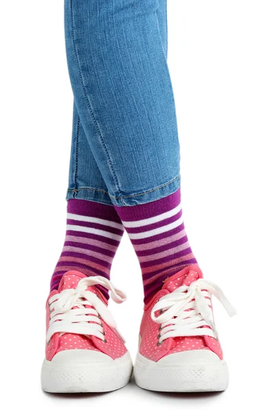 Piernas en calcetines y zapatillas de deporte de colores — Foto de Stock