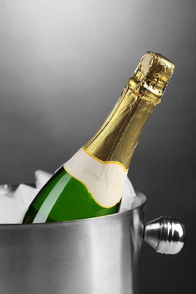 Fles champagne in emmer met ijs — Stockfoto