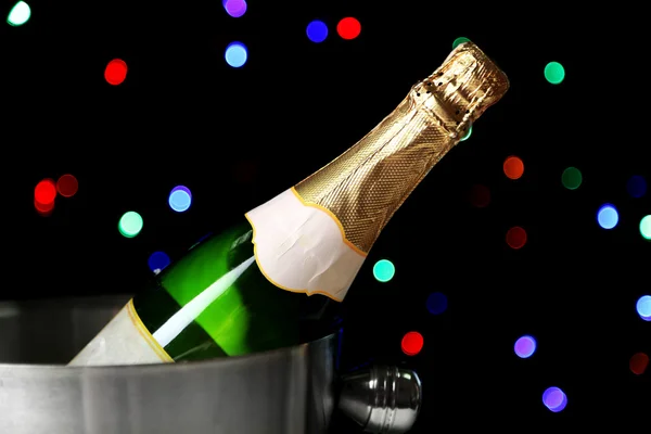 Fles champagne in emmer met ijs — Stockfoto