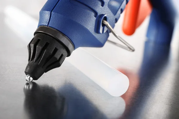 Glue gun and silicone stick — Stock Photo, Image