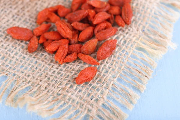 Bayas de Goji en servilleta de saco — Foto de Stock