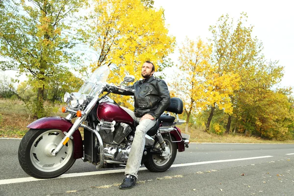 Biker man sitter på cykeln — Stockfoto