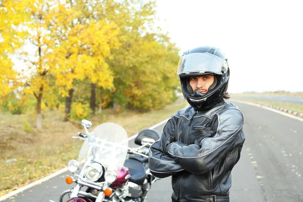 Hombre motociclista y su bicicleta, al aire libre —  Fotos de Stock