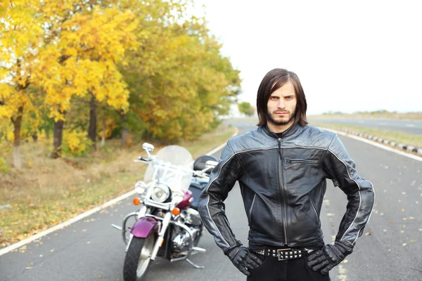 Homem motociclista e sua bicicleta, ao ar livre — Fotografia de Stock