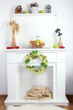 güzel süslemeleri ile şömine