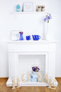 güzel süslemeleri ile şömine