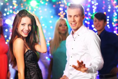 İnsanlar partide dans ediyor.