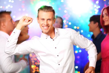 İnsanlar partide dans ediyor.