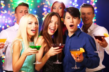 İnsanlar partide dans ediyor.