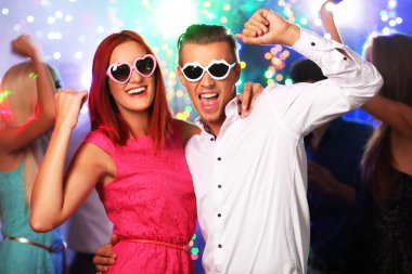 İnsanlar partide dans ediyor.