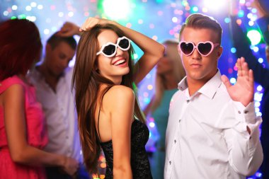 İnsanlar partide dans ediyor.